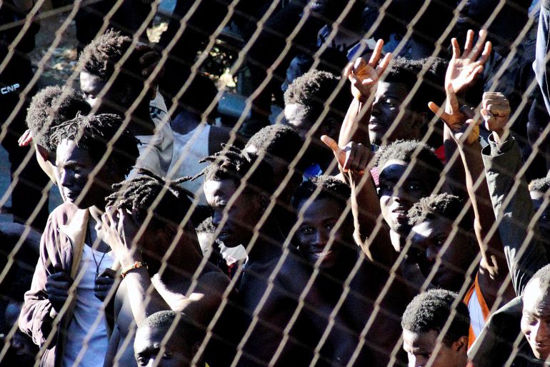 Unos 400 inmigrantes subsaharianos lograron hoy acceder a la ciudad española de Ceuta tras un salto masivo a la valla fronteriza que separa la ciudad de Marruecos. Unos 400 inmigrantes subsaharianos lograron hoy acceder a la ciudad española de Ceuta tras un salto masivo a la valla fronteriza que separa la ciudad de Marruecos.