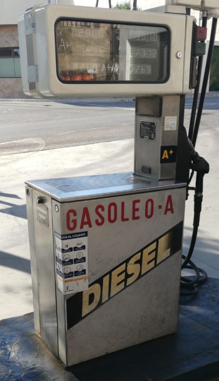 Uno de los antiguos surtidores de gasoil que todacvía funcionan Uno de los antiguos surtidores de gasoil que todacvía funcionan