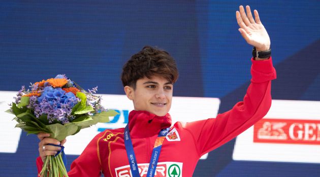 María Pérez saluda desde el podio con la medalla de oro María Pérez saluda desde el podio con la medalla de oro