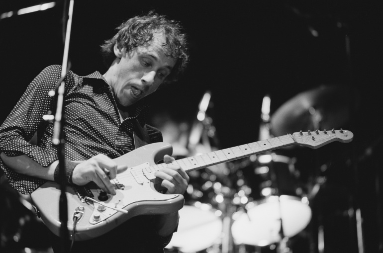 Mark Knopfer durante una actuación en 1979 Mark Knopfer durante una actuación en 1979