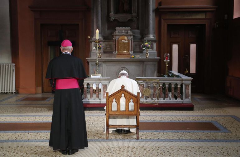 Pope Francis prays in front of a candle lit to remember victims of abuse by the church, inside St Mary's Pro Cathedral during his visit to Dublin, Ireland, 25 August 2018 Pope Francis prays in front of a candle lit to remember victims of abuse by the church, inside St Mary's Pro Cathedral during his visit to Dublin, Ireland, 25 August 2018