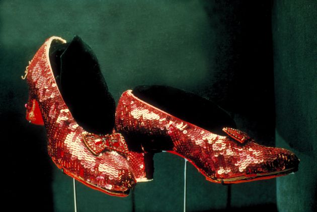 Los zapatos rojos que llevaba Judy Garland en la película. Los zapatos rojos que llevaba Judy Garland en la película.