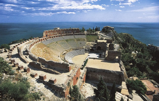 El teatro romano de Taormina visto desde la ciudad El teatro romano de Taormina visto desde la ciudad