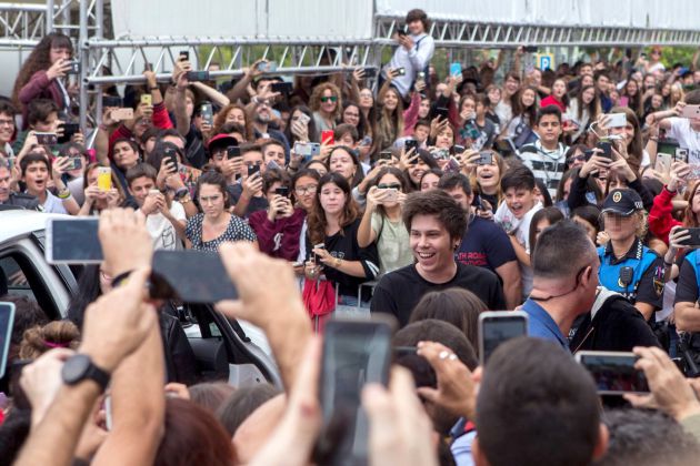 El Youtuber Rubius (d) firma autógrafos durante la presentación de «Virtual Hero» El Youtuber Rubius (d) firma autógrafos durante la presentación de «Virtual Hero»