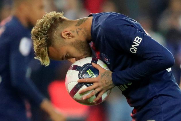 Neymar besa el balón Neymar besa el balón