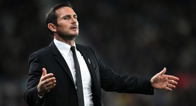 Lampard, con los brazos abiertos durante un partido Lampard, con los brazos abiertos durante un partido
