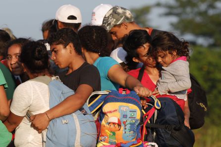Migrantes hondureños inician otro día de travesía hacia Estados Unidos Migrantes hondureños inician otro día de travesía hacia Estados Unidos