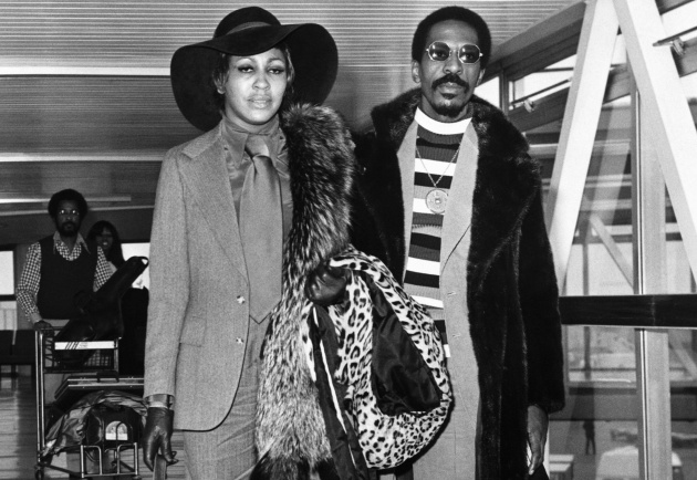 Tina Turner junto a Ike a la llegada a Londres en 1972 Tina Turner junto a Ike a la llegada a Londres en 1972