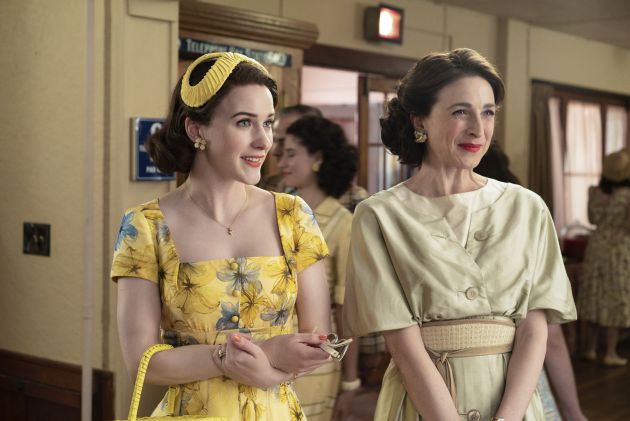 Midge Maisel (Rachel Brosnahan) y Rose Weissman (Marin Hinkle), en una escena de la segunda temporada Midge Maisel (Rachel Brosnahan) y Rose Weissman (Marin Hinkle), en una escena de la segunda temporada