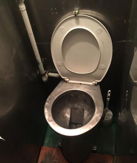 En el submarino hay dos retretes y una ducha para 60 personas. En el submarino hay dos retretes y una ducha para 60 personas.