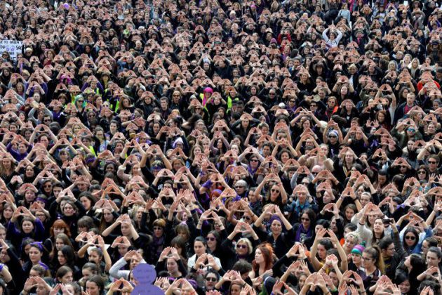 Los manifestantes forman triángulos con sus manos durante una manifestación por los derechos de las mujeres Los manifestantes forman triángulos con sus manos durante una manifestación por los derechos de las mujeres