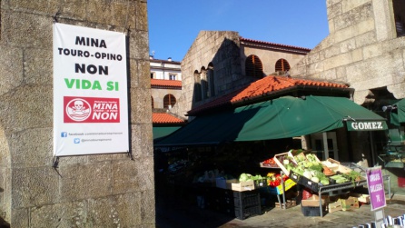 Pancarta de protesta de la Plataforma MIna Touro-O Pino Non situada en la Plaza de Abastos de Santiago de Compostela Pancarta de protesta de la Plataforma MIna Touro-O Pino Non situada en la Plaza de Abastos de Santiago de Compostela