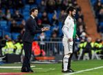 Isco, delante de Solari antes de saltar al campo