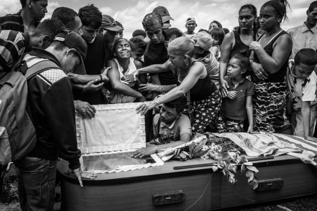 Una mujer llora durante el funeral de su marido, Keiber Cubero (25 años). Padre de una niña, Keiber salió una noche junto con otros dos compañeros a robar comida en un restaurante, pero fueron interceptados y abatidos a tiros por la policía Una mujer llora durante el funeral de su marido, Keiber Cubero (25 años). Padre de una niña, Keiber salió una noche junto con otros dos compañeros a robar comida en un restaurante, pero fueron interceptados y abatidos a tiros por la policía