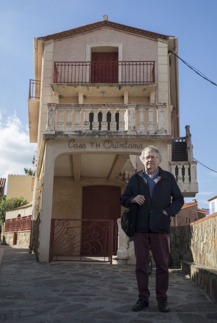 Ian Gibson frente al hotel en el que alojaron los Machado en Collioure Ian Gibson frente al hotel en el que alojaron los Machado en Collioure