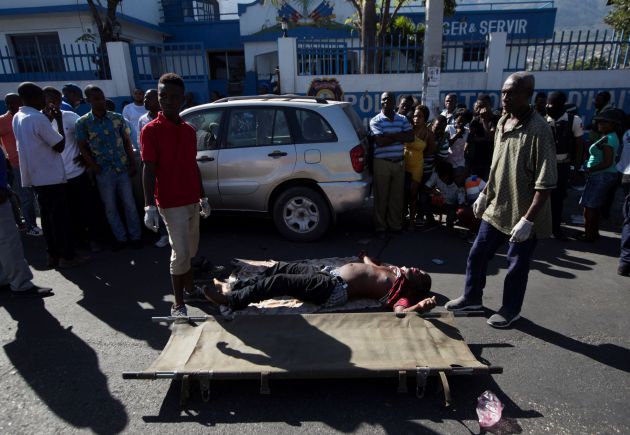 Trabajadores forenses rodean el cuerpo sin vida del policía Simone Jackson este miércoles, en Puerto Príncipe (Haití). El policía y dos conductores de transporte público murieron este miércoles en Martissant, en Puerto Príncipe, cuando miembros de una banda armada dispararon en su contra, aumentado la tensión que se vive en la nación tras las protestas de estos días que han dejado al menos nueve muertos Trabajadores forenses rodean el cuerpo sin vida del policía Simone Jackson este miércoles, en Puerto Príncipe (Haití). El policía y dos conductores de transporte público murieron este miércoles en Martissant, en Puerto Príncipe, cuando miembros de una banda armada dispararon en su contra, aumentado la tensión que se vive en la nación tras las protestas de estos días que han dejado al menos nueve muertos