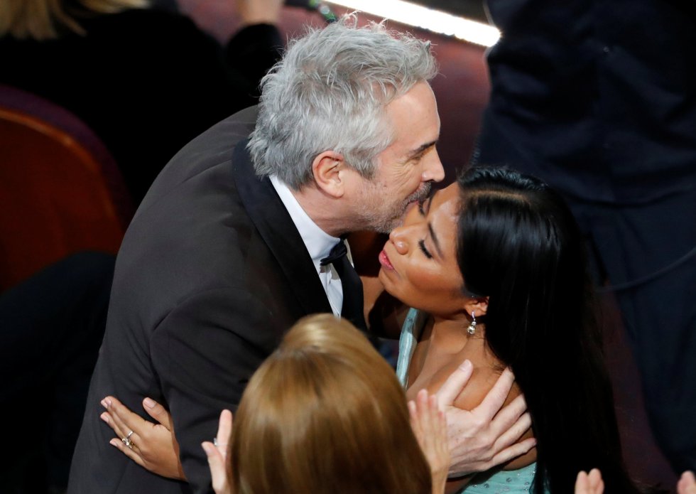 Alfonso Cuarón abraza a la actriz Yalitza Aparicio. Alfonso Cuarón abraza a la actriz Yalitza Aparicio.