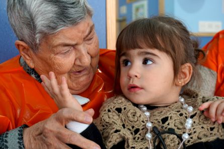 Carmen, junto a una niña de la escuela infantil. Carmen, junto a una niña de la escuela infantil.