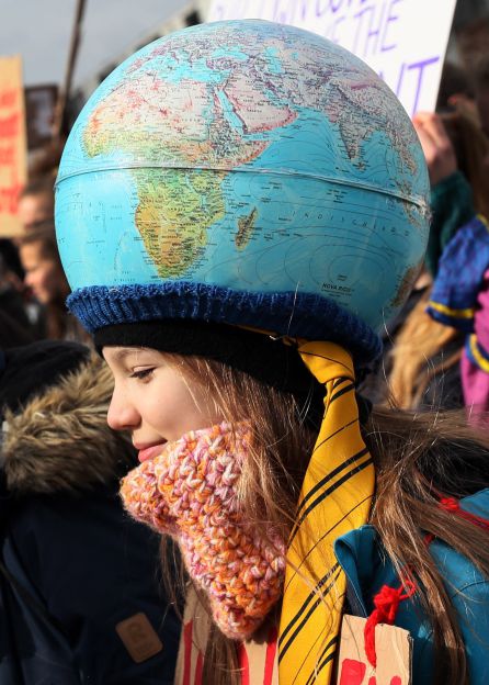 Jóvenes se manifiestan este viernes en el centro de Berlín durante la huelga escolar convocada por el movimiento "Jóvenes por el Clima" en todo el mundo para exigir a los políticos que adopten medidas en la lucha contra el cambio climático. Jóvenes se manifiestan este viernes en el centro de Berlín durante la huelga escolar convocada por el movimiento "Jóvenes por el Clima" en todo el mundo para exigir a los políticos que adopten medidas en la lucha contra el cambio climático.