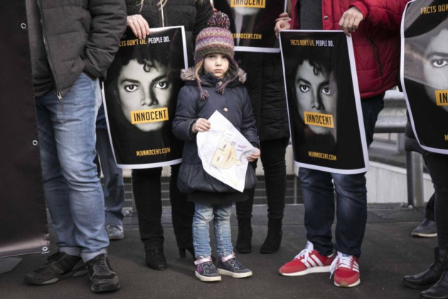 Fans de Michael Jackson se manifiestan delante del edificio de la televisión holandesa NPO contra la emisión del documental Leaving Neverland Fans de Michael Jackson se manifiestan delante del edificio de la televisión holandesa NPO contra la emisión del documental Leaving Neverland