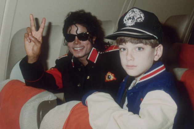 Michael Jackson en un avión con James Safechuck Michael Jackson en un avión con James Safechuck