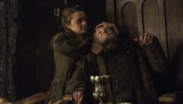 Arya Stark acaba con Walter Frey. Arya Stark acaba con Walter Frey.