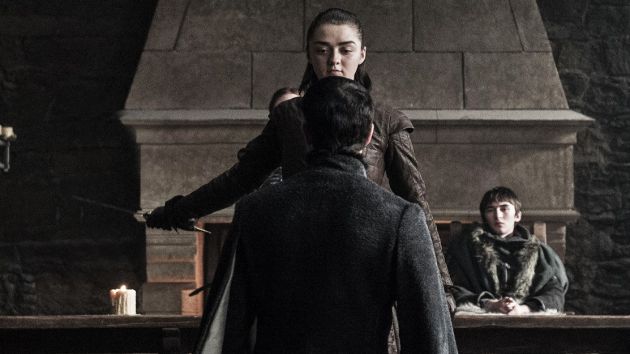 Arya Stark acaba con Meñique. Arya Stark acaba con Meñique.