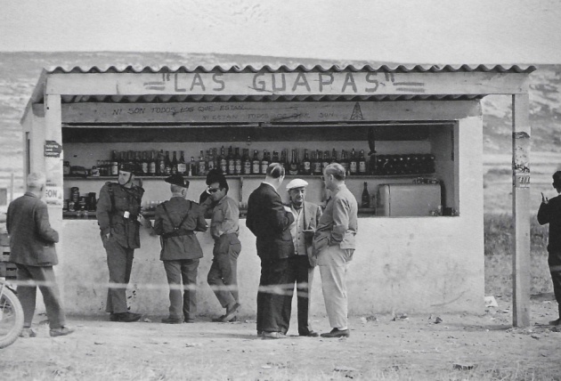 El bar 'Las Guapas' instalado a pie de pozo fue uno de los seis establecimientos hosteleros con los que llegó a contar el municipio El bar 'Las Guapas' instalado a pie de pozo fue uno de los seis establecimientos hosteleros con los que llegó a contar el municipio
