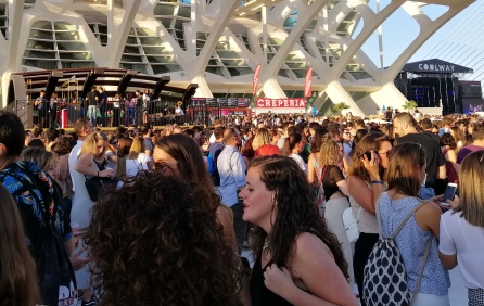 Ambiente en el Festival de Les Arts de Valencia celebrado el 7 y 8 de junio. Al fondo, la zona VIP desde la que los "aspirantes a influencers" veían los conciertos. Ambiente en el Festival de Les Arts de Valencia celebrado el 7 y 8 de junio. Al fondo, la zona VIP desde la que los "aspirantes a influencers" veían los conciertos.
