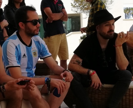 Los "aspirantes a influencers" acompañados de sus amigos en un encuentro con periodistas en el hotel. Íker Hugarte y Víctor Cano. Los "aspirantes a influencers" acompañados de sus amigos en un encuentro con periodistas en el hotel. Íker Hugarte y Víctor Cano.