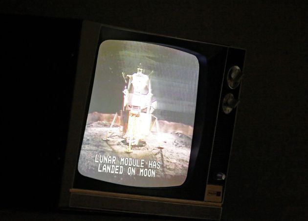 Una imagen de una televisión antigua muestra el momento en el que el módulo lunar se posó sobre la superficie de la Luna. Una imagen de una televisión antigua muestra el momento en el que el módulo lunar se posó sobre la superficie de la Luna.