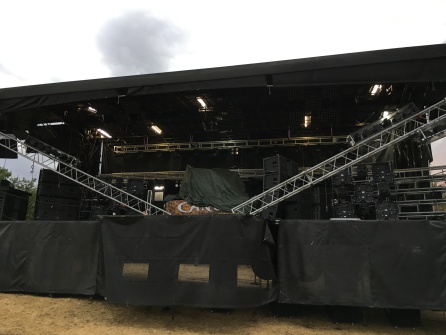 El escenario de Cañón semi plegado a la espera de que el viento sople con menos fuerza en Grisuela de Aliste (Zamora) El escenario de Cañón semi plegado a la espera de que el viento sople con menos fuerza en Grisuela de Aliste (Zamora)