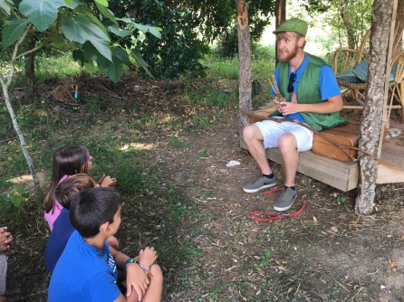 Brais, el cuentacuentos, relatando una historia a los visitantes de 'Cinema Palleiriso' Brais, el cuentacuentos, relatando una historia a los visitantes de 'Cinema Palleiriso'