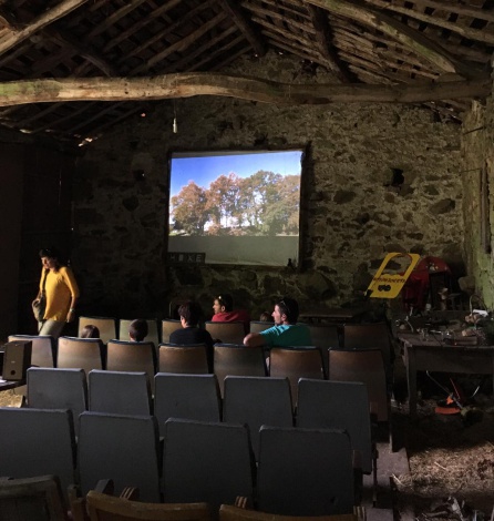 Interior del pajar en el que se sitúa el cine Interior del pajar en el que se sitúa el cine