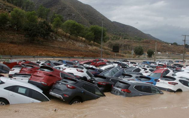 Ciento de coches inundados en un depósito de vehiculos en Orihuela. Ciento de coches inundados en un depósito de vehiculos en Orihuela.