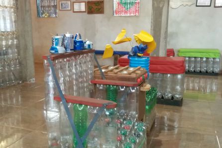Muebles y juguetes en el interior de la casa de botella Muebles y juguetes en el interior de la casa de botella
