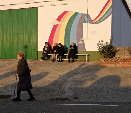 Vecinos de Pescueza descansan en un banco durante la puesta de sol Vecinos de Pescueza descansan en un banco durante la puesta de sol