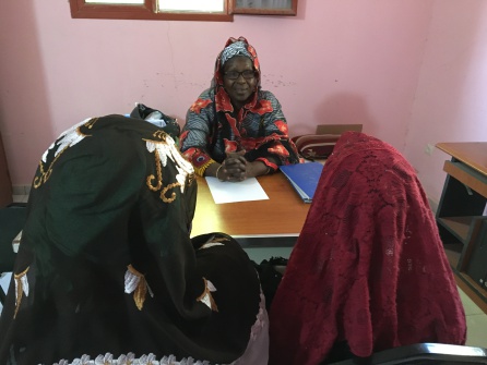 Fatimata Sall, de frente, escucha a una de las víctimas , una niña de 15 años , junto a su madre, en el Hospital de la Madre y el Niño de la capital mauritana. Acuden a la USPEC la unidad de atención a las víctimas que se ha puesto en marcha gracias al apoyo de Médicos del Mundo. Fatimata Sall, de frente, escucha a una de las víctimas , una niña de 15 años , junto a su madre, en el Hospital de la Madre y el Niño de la capital mauritana. Acuden a la USPEC la unidad de atención a las víctimas que se ha puesto en marcha gracias al apoyo de Médicos del Mundo.