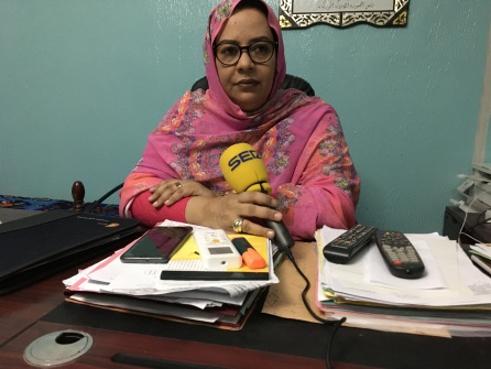Handou, de la primera promoción de comisarias de policía en Mauritania, es responsable de una de las unidades del menor. Handou, de la primera promoción de comisarias de policía en Mauritania, es responsable de una de las unidades del menor.