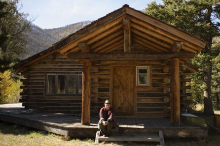 Lupita Peckinpah en la cabaña en la que vivió su padre en Montana Lupita Peckinpah en la cabaña en la que vivió su padre en Montana