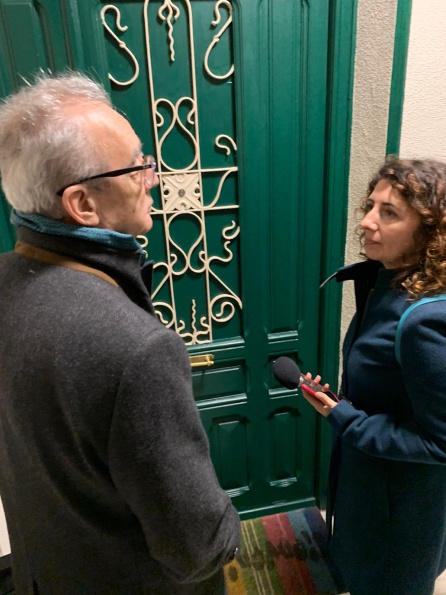 Juanjo Millás y Paqui Ramos tratando de entrar en una casa para vender una enciclopedia Juanjo Millás y Paqui Ramos tratando de entrar en una casa para vender una enciclopedia