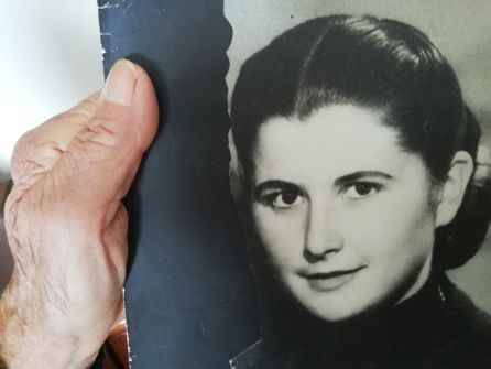 Benedicta Sánchez, candidata al Goya a mejor actriz revelación por su papel en "Lo que arde", contempla una foto suya. Benedicta Sánchez, candidata al Goya a mejor actriz revelación por su papel en "Lo que arde", contempla una foto suya.