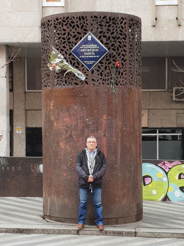 Manuel Ruiz junto a la placa que homenajea a su hermano en la Plaza Santa María de Soledad Torres Acosta de Madrid Manuel Ruiz junto a la placa que homenajea a su hermano en la Plaza Santa María de Soledad Torres Acosta de Madrid