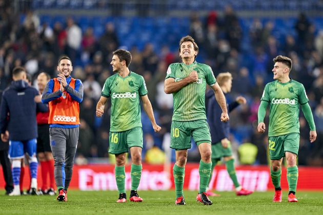Mikel Oyarzábal y sus compañeros de la Real Sociedad festejan el pase a semifinales después de ganar 3-4 al Real Madrid en el Santiago Bernabéu Mikel Oyarzábal y sus compañeros de la Real Sociedad festejan el pase a semifinales después de ganar 3-4 al Real Madrid en el Santiago Bernabéu