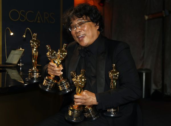 Bong Joon Ho poses with the Oscars for "Parasite" at the Governors Ball following the 92nd Academy Awards in Los Angeles, California, U.S., February 9, 2020. REUTERS/Eric Gaillard