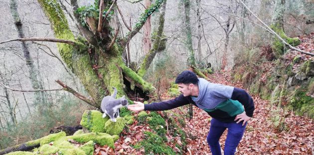 Hoy Rodrigo Cuevas vive en una casa típica de los montes asturianos, entre los valles de La Marea y del arroyo de La Muriosa Hoy Rodrigo Cuevas vive en una casa típica de los montes asturianos, entre los valles de La Marea y del arroyo de La Muriosa