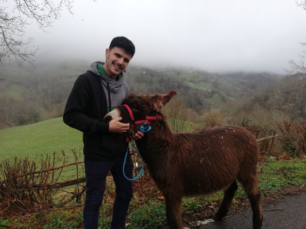 Comparte casa con una perra, Zambra, con un gato, Montonín, y con una burra de madre zamorana a la que ha puesto el nombre de Xuana de Arco Comparte casa con una perra, Zambra, con un gato, Montonín, y con una burra de madre zamorana a la que ha puesto el nombre de Xuana de Arco