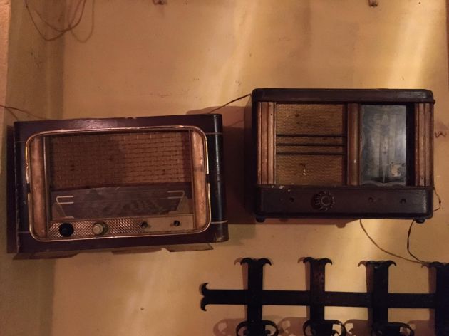 Más de 200 radios antiguas colgaban de las paredes de este bar Museo de la Radio. Petra se las ofreció al Ayuntamiento de Madrid, pero no obtuvo respuesta. Más de 200 radios antiguas colgaban de las paredes de este bar Museo de la Radio. Petra se las ofreció al Ayuntamiento de Madrid, pero no obtuvo respuesta.
