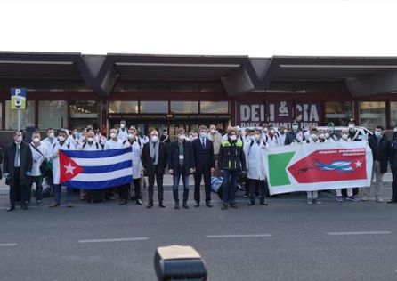 Momento de la llegada de la Brigada Henry Reeve a Italia Momento de la llegada de la Brigada Henry Reeve a Italia