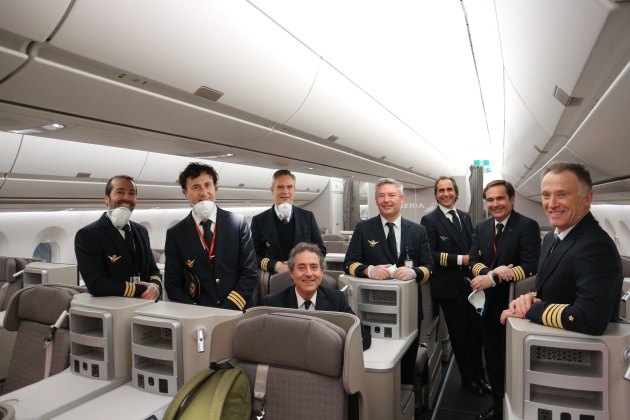 Txomin Baztan, Francisco Javier Díaz Alonso, Andrés Gutiérrez, Juan Miguel Prado, Angel Luis Albaladejo, Fernando Ramírez, Javier Lanzos y Pedro Antonio Rosa han formado el equipo que ha pilotado este avión hasta la ciudad china de Shanghái Txomin Baztan, Francisco Javier Díaz Alonso, Andrés Gutiérrez, Juan Miguel Prado, Angel Luis Albaladejo, Fernando Ramírez, Javier Lanzos y Pedro Antonio Rosa han formado el equipo que ha pilotado este avión hasta la ciudad china de Shanghái